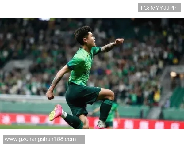 中国足球球星独特打招呼手势解析与文化象征意义探讨