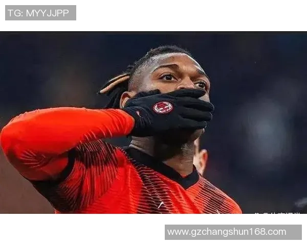 咬耳朵事件引发全球热议 足球场上这位球星为何成为焦点人物