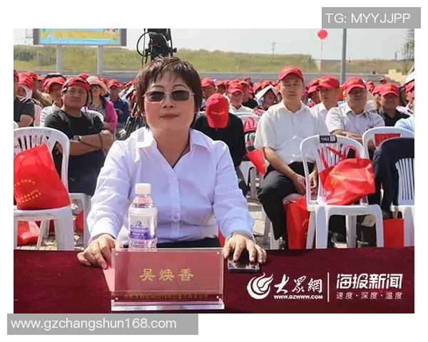 新疆足球名将雕像矗立绿茵场展现体育精神与时代风采