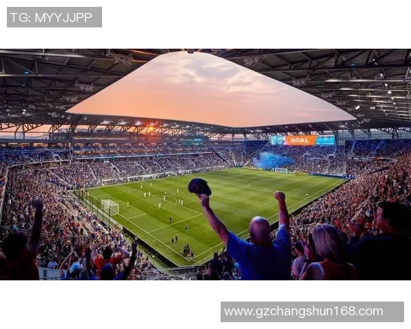 足球球星畅游酒吧夜生活与球场对比的独特瞬间揭秘